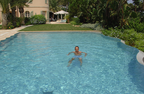 Jean-François Copé faisant trempette dans la piscine de Ziad Takieddine