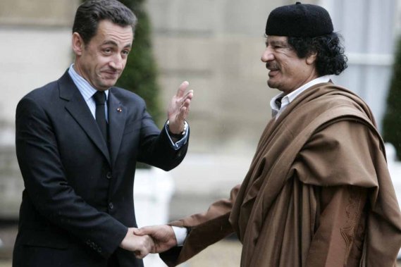 En 2007 Nicolas Sarkozy saluait fièrement le colonel Kadhafi dans la cours de l’Élysée